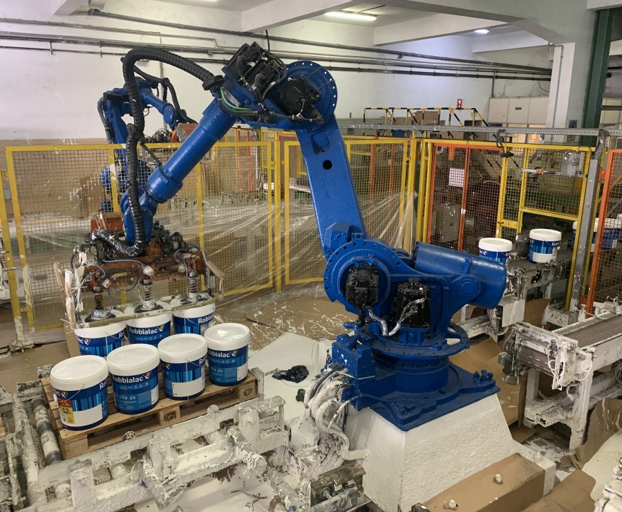 As latas de tinta que são paletizadas pelos robots Yaskawa Motoman